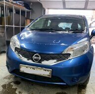 Утеплитель решетки радиатора для Nissan Note 2012-2016 г. (черная экокожа)